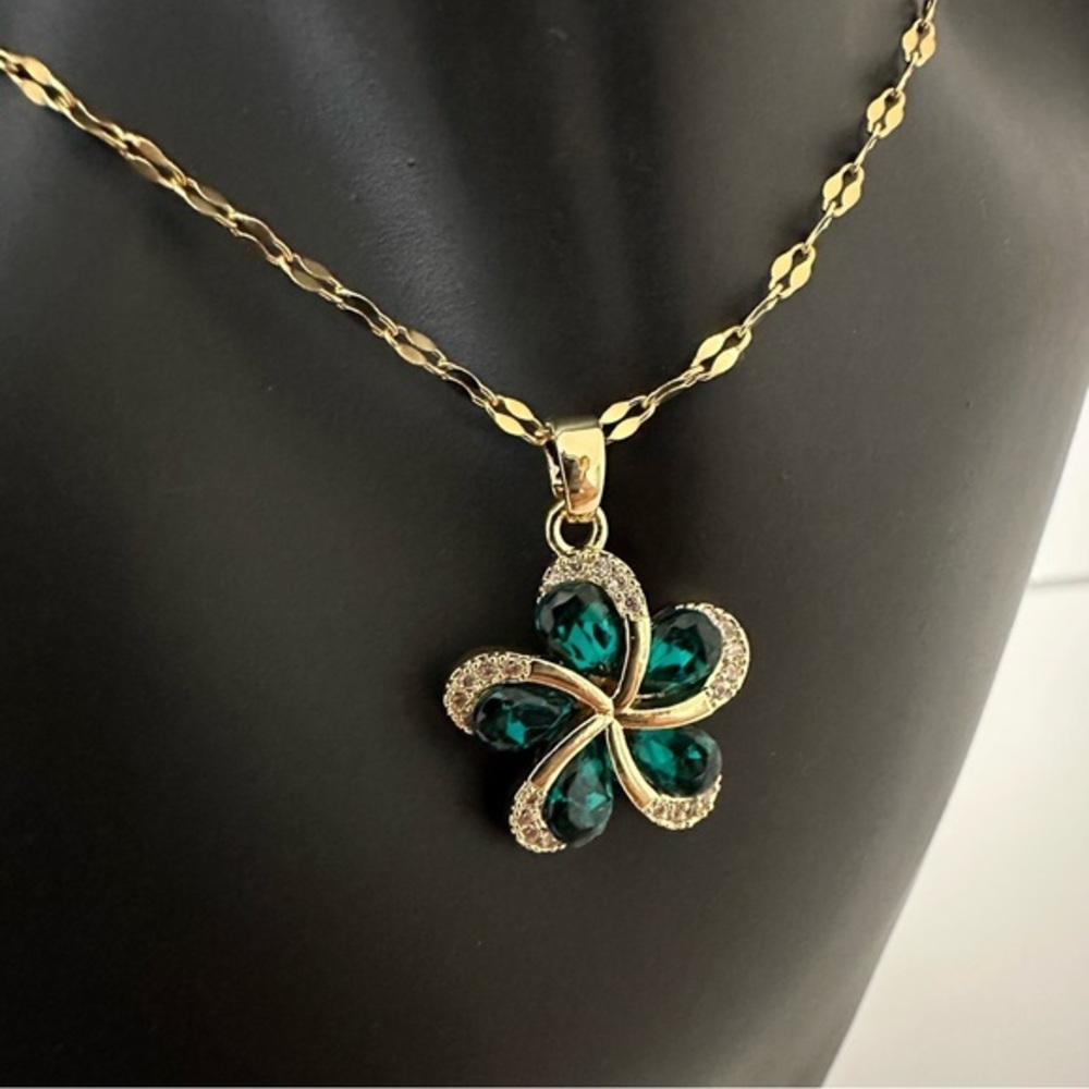 Green Flower Pendant Gold Necklace